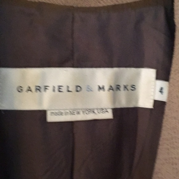 Garfield and Marks Size 4 Beige 2 Buttoned Blazer - Picture 3 of 5